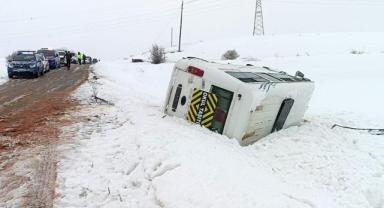 Sivas’ta Öğrenci Servisi Devrildi