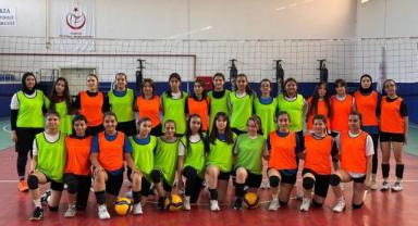 Tomarza'da Voleybol Turnuvası Başladı
