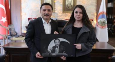 Vali Gökmen Çiçek'e Genç Ressam'dan Potre Hediyesi