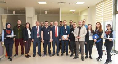 Kayseri Şehir Hastanesi'nde Bayram Coşkusu: Çalışanlar ve Hastalarla Bayramlaşma