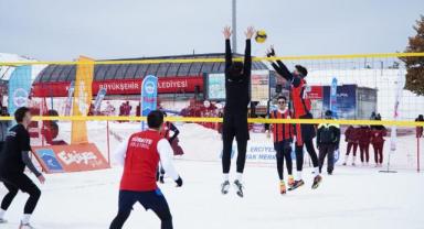 Erciyes’te Kar Voleybolu Turnuvası Nefes Kesti