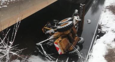 Kayseri’de Kar Küreme Aracı Su Kanalına Devrildi