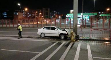 Kayseri'de Otomobil Kontrolden Çıktı, Tabela Direğine Çarptı