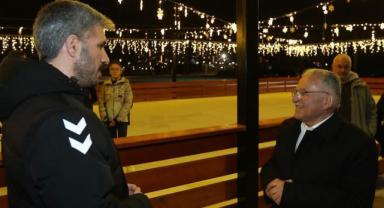 Kayseri Millet Bahçesi'nde Eğlence Başladı: Açık Hava Buz Pisti Gençleri Ağırlıyor