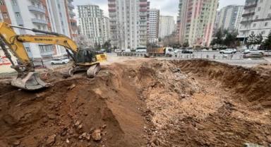 Talas’ta Bina Önü İnşaatı Mağduriyete Yol Açtı: “Geçici Yola Değil, Kalıcı Hizmete İhtiyacımız Var”