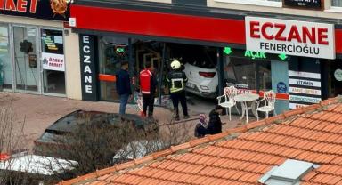 Kayseri’de Otomobil Eczaneye Daldı: 1 Kişi Yaralandı