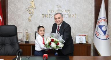 Rektör Prof. Dr. Altun, Koltuğunu Minik Emine Defne’ye Devretti