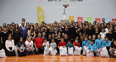 Kayseri Protokolü ERVA Öğrencileriyle Voleybol Sahasında Buluştu