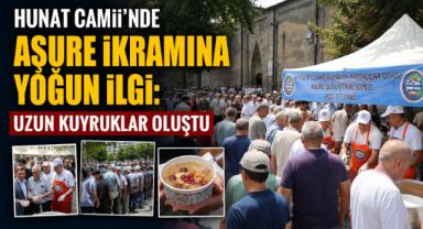 Hunat Camii'nde Aşure İkramına Yoğun İlgi: Uzun Kuyruklar Oluştu